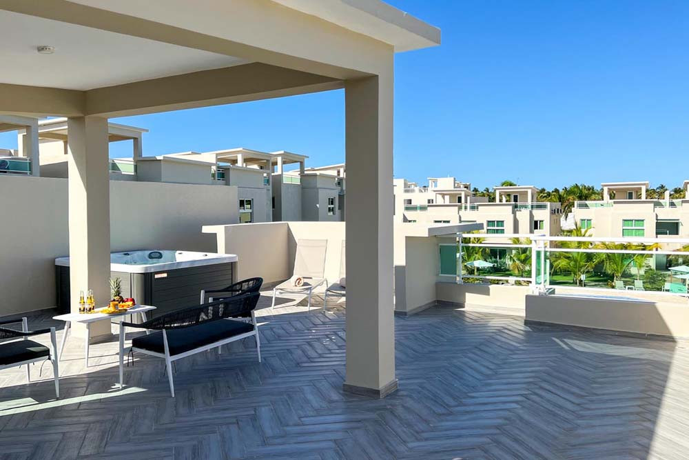 Terrace and lounge furniture at Beach Apartamentos in Playa Palmera